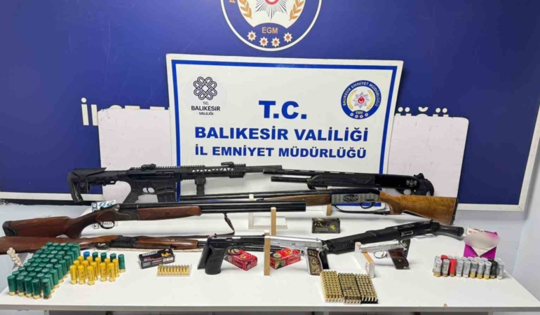 Ayvalık’ta eş zamanlı operasyon: Ruhsatsız silah ve uyuşturucu ele geçirildi