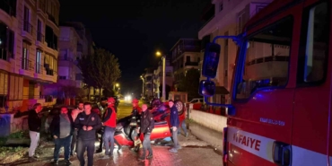 Edremit’te park halindeki araca çarpan otomobil takla attı