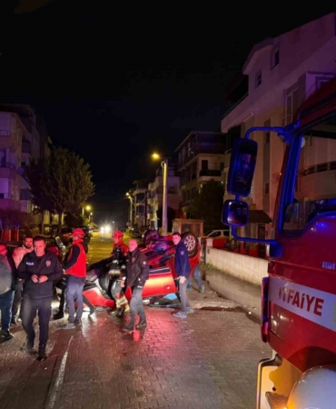 Edremit’te park halindeki araca çarpan otomobil takla attı