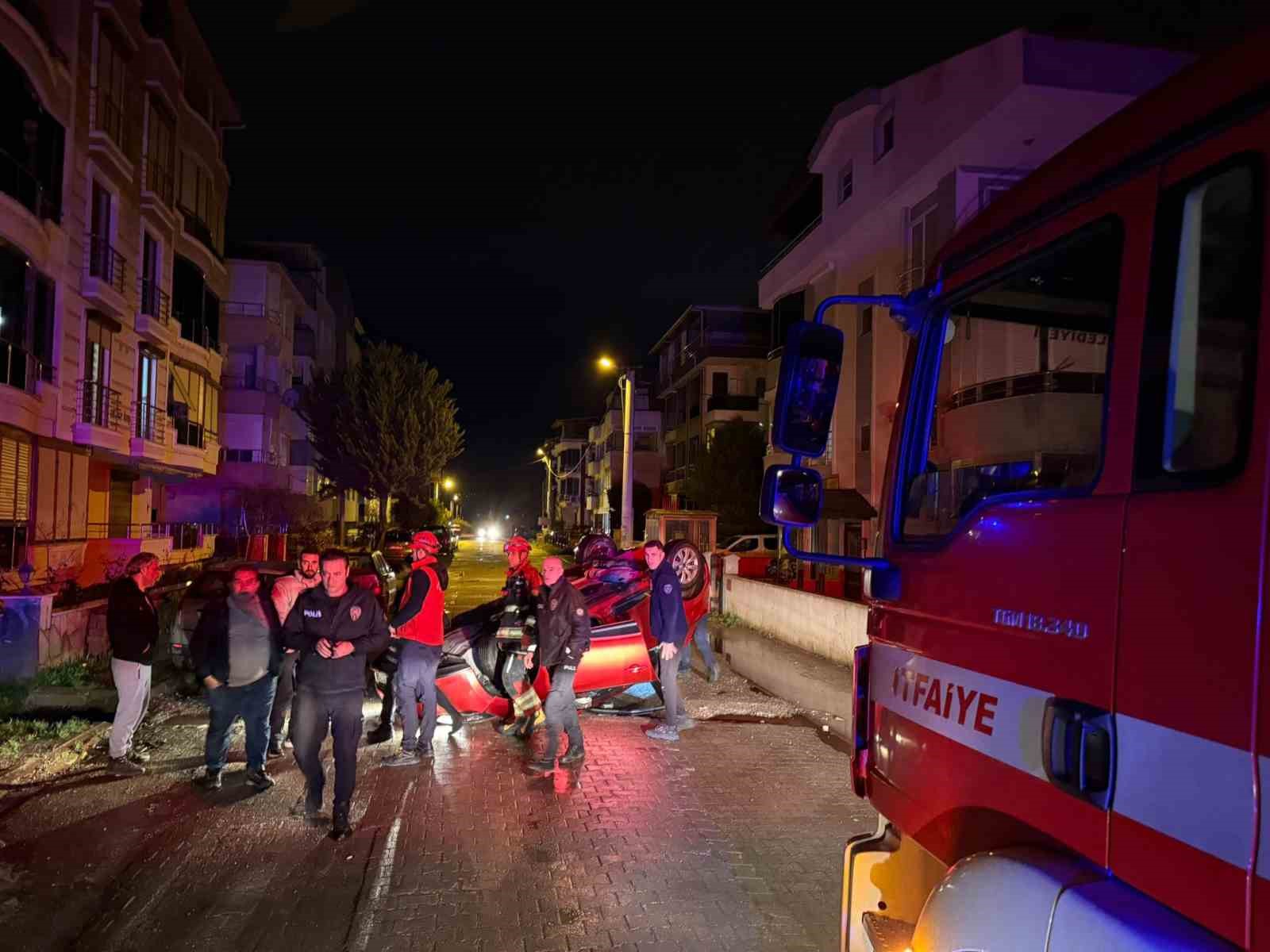 Edremit’te park halindeki araca çarpan otomobil takla attı