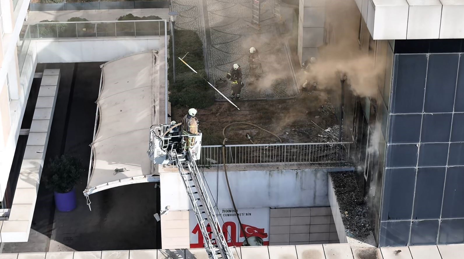 Bağcılar’da alışveriş merkezinin içindeki gece kulübünden alevler yükseldi