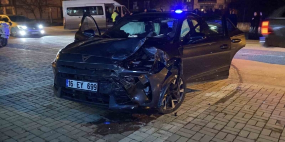 Bursa’da otomobil ile minibüs çarpıştı: 9 yaralı