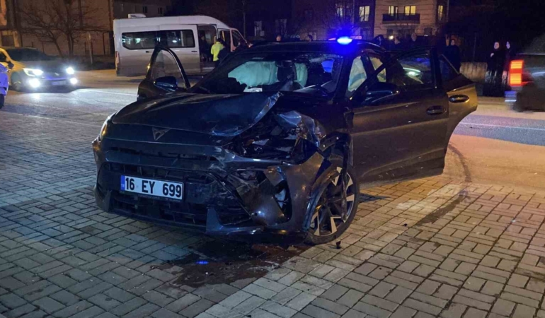 Bursa’da otomobil ile minibüs çarpıştı: 9 yaralı