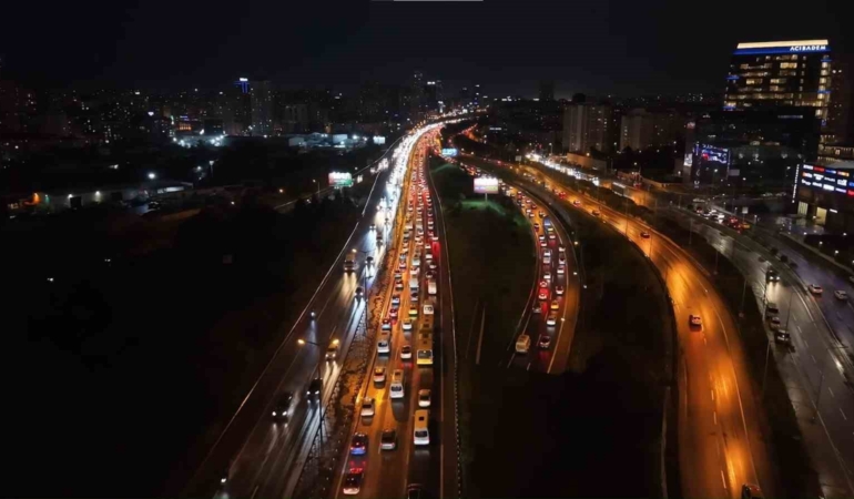 İstanbul Anadolu Yakası’nda trafik yoğunluğu yüzde 90’a ulaştı