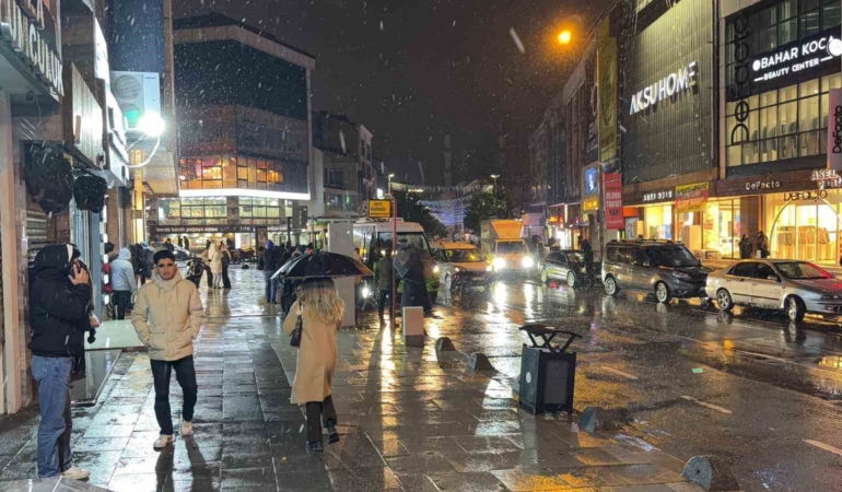 Arnavutköy’de kar yağışı başladı