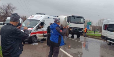 Sakarya’da ambulans ile işçi servisi çarpıştı: 11 yaralı