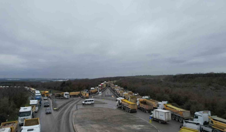 Arnavutköy’de döküm sahası yolunda kilometrelerce hafriyat kuyruğu