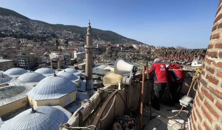 Bursa Ulu Cami’ye Ramazan mahyası: ’Kul hakkından sakın’