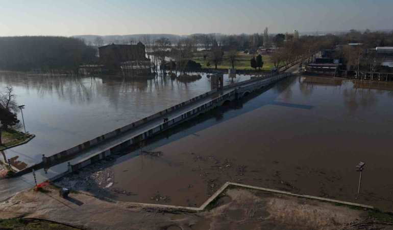 Meriç Nehri taştı, ovalar su altında kaldı