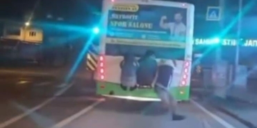 Otobüsün arkasına tutunan çocuklar yürekleri ağza getirdi