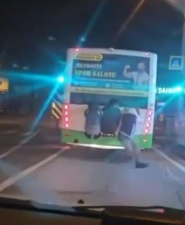 Otobüsün arkasına tutunan çocuklar yürekleri ağza getirdi