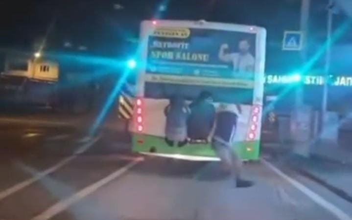 Otobüsün arkasına tutunan çocuklar yürekleri ağza getirdi