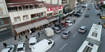 İstanbul’da ilk iftarda pide kuyruğu havadan görüntülendi