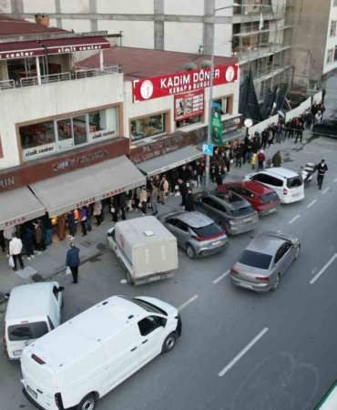 İstanbul’da ilk iftarda pide kuyruğu havadan görüntülendi