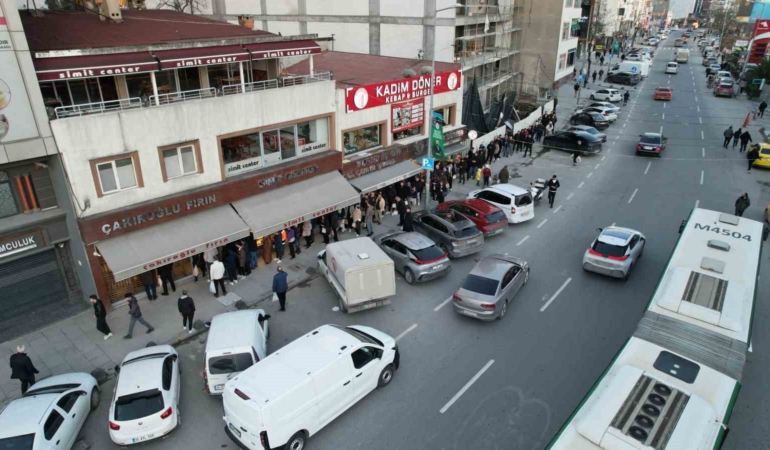 İstanbul’da ilk iftarda pide kuyruğu havadan görüntülendi