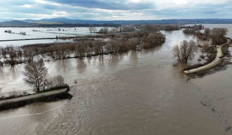 Edirne’de yüzlerce dönüm tarım arazisi sular altında