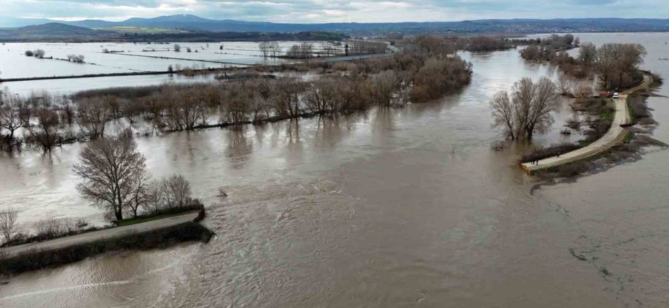 Edirne’de yüzlerce dönüm tarım arazisi sular altında