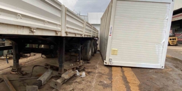 Kocaeli’de konteyner ile tır dorsesi arasında sıkışan işçi yaralandı