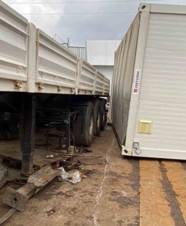 Kocaeli’de konteyner ile tır dorsesi arasında sıkışan işçi yaralandı