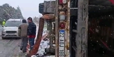 Edirne’de kar yağışı ve fırtına sebebiyle tır devrildi