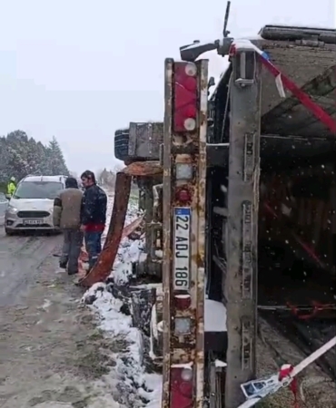 Edirne’de kar yağışı ve fırtına sebebiyle tır devrildi