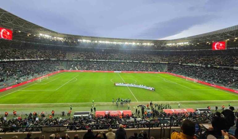 Kocaelispor ve Beşiktaş kupa maçına ‘Küfüre karşıyız’ pankartıyla çıktı