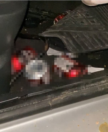 Direğe çarpan otomobildeki 4 kişi yaralandı: Araçtan alkol kutuları çıktı