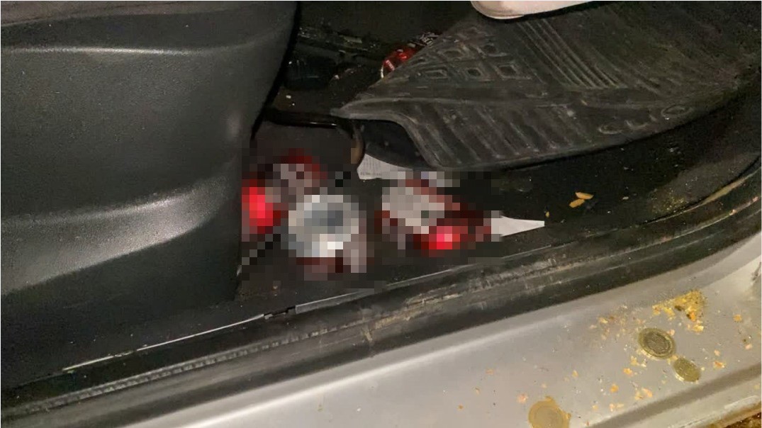 Direğe çarpan otomobildeki 4 kişi yaralandı: Araçtan alkol kutuları çıktı