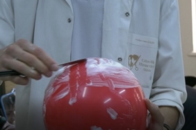 Köpüklü balonu patlatmadan, jiletle tıraş ederek sınavı geçiyorlar