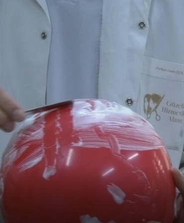 Köpüklü balonu patlatmadan, jiletle tıraş ederek sınavı geçiyorlar