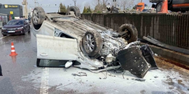 Aynı yerde 5 saat arayla ikinci kaza: Otomobil yan yola düşüp ters döndü, 2 kişi yaralandı