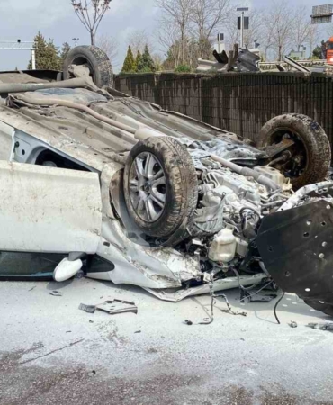 Aynı yerde 5 saat arayla ikinci kaza: Otomobil yan yola düşüp ters döndü, 2 kişi yaralandı