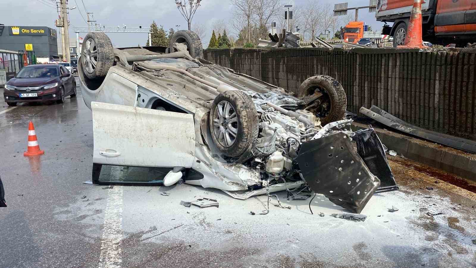 Aynı yerde 5 saat arayla ikinci kaza: Otomobil yan yola düşüp ters döndü, 2 kişi yaralandı