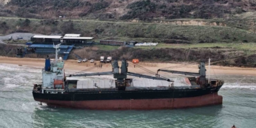 Sarıyer’de karaya oturan gemide dalgıçlar hasar tespiti yapıyor