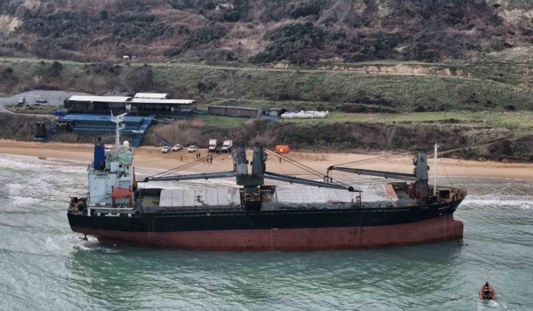 Sarıyer’de karaya oturan gemide dalgıçlar hasar tespiti yapıyor