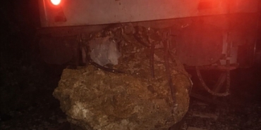 Düşen kaya treni raydan çıkardı, yolcular otobüslerle nakledildi