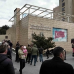 Zeytinburnu’nda bulunan polisevinin çatısında bilinmeyen bir nedenle yangın çıktı. Olay yerine çok sayıda itfaiye ekibi sevk edildi, ekiplerin söndürme çalışması sürüyor.