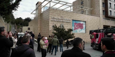 Zeytinburnu’nda bulunan polisevinin çatısında bilinmeyen bir nedenle yangın çıktı. Olay yerine çok sayıda itfaiye ekibi sevk edildi, ekiplerin söndürme çalışması sürüyor.