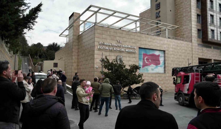 Zeytinburnu’nda bulunan polisevinin çatısında bilinmeyen bir nedenle yangın çıktı. Olay yerine çok sayıda itfaiye ekibi sevk edildi, ekiplerin söndürme çalışması sürüyor.