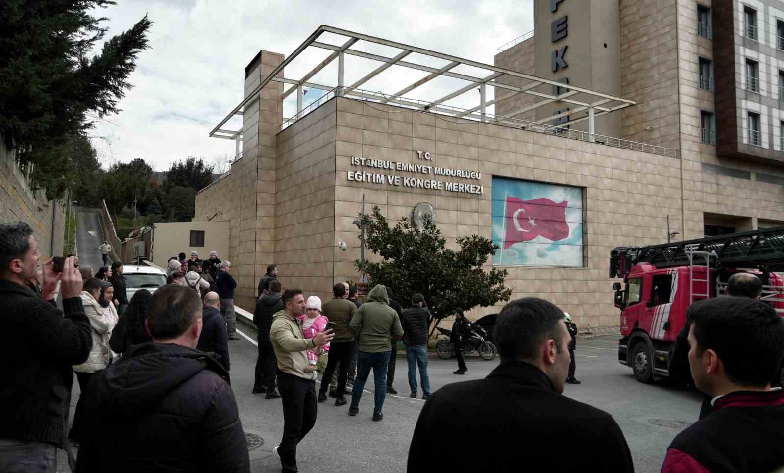 Zeytinburnu’nda bulunan polisevinin çatısında bilinmeyen bir nedenle yangın çıktı. Olay yerine çok sayıda itfaiye ekibi sevk edildi, ekiplerin söndürme çalışması sürüyor.