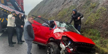 Balıkesir’de otomobil yoldan çıktı: 2 yaralı