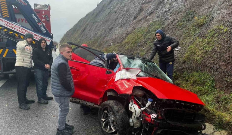 Balıkesir’de otomobil yoldan çıktı: 2 yaralı