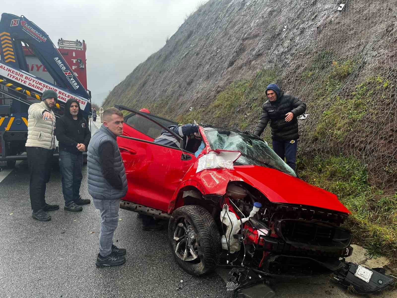 Balıkesir’de otomobil yoldan çıktı: 2 yaralı