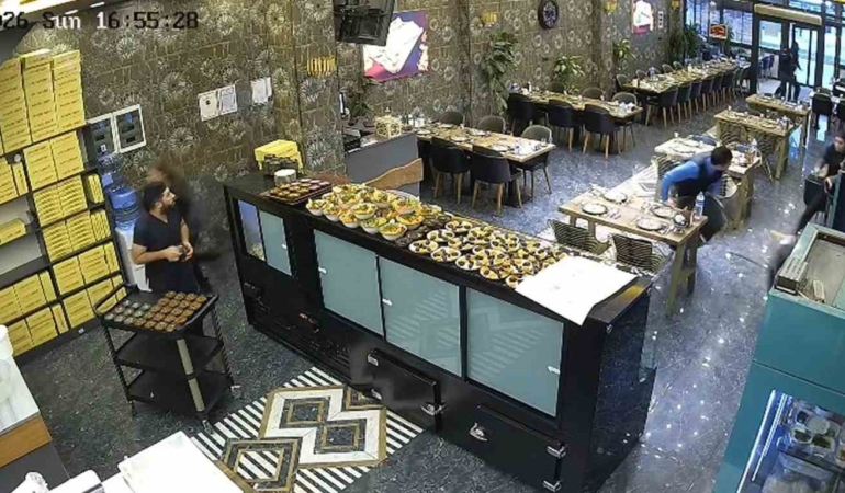 İftara saatler kala kebapçının tavanı çöktü, personel son anda kurtuldu