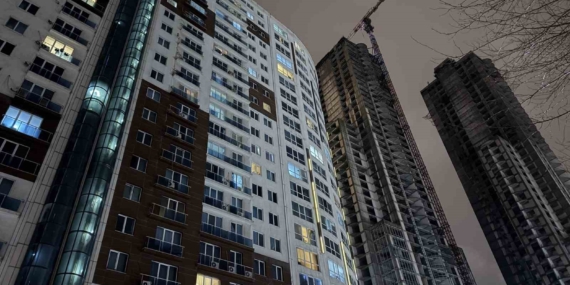 Esenyurt’ta bir sitede 2 kişi silahla vurulmuş halde ölü bulundu