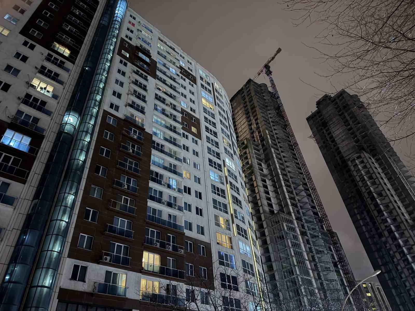 Esenyurt’ta bir sitede 2 kişi silahla vurulmuş halde ölü bulundu