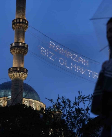 Ramazan ayının müjdecisi mahyalar yanmaya başladı