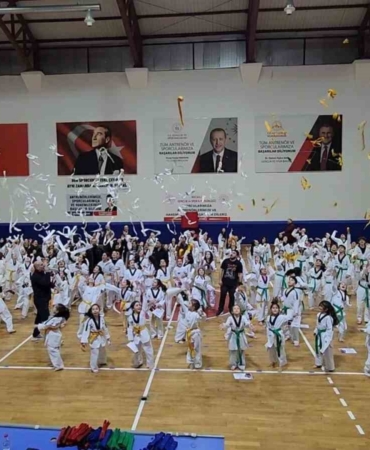 Gölcük’te 470 tekvandocu kuşak atladı