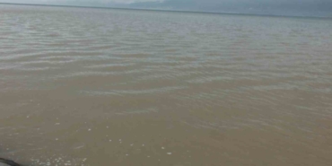 Burhaniye’de sağanak yolları göle çevirirken denizi bulandırdı