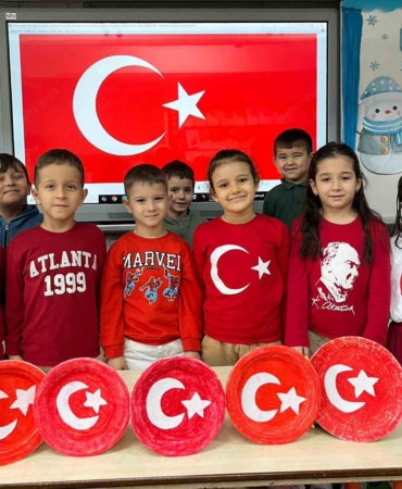 Balıkesir’de eğitimde ikinci dönem bayrak sevgisiyle başladı